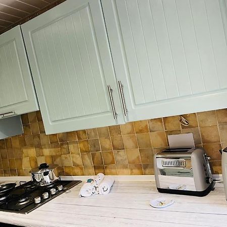 The White House - Cheerful 3 Bedroom Home In Wigan - Ince - Sleeps 7 - Parking - Work Space - Great Motorway Links ภายนอก รูปภาพ