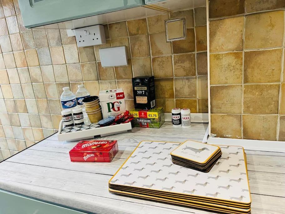 The White House - Cheerful 3 Bedroom Home In Wigan - Ince - Sleeps 7 - Parking - Work Space - Great Motorway Links ภายนอก รูปภาพ