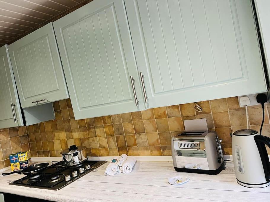 The White House - Cheerful 3 Bedroom Home In Wigan - Ince - Sleeps 7 - Parking - Work Space - Great Motorway Links ภายนอก รูปภาพ