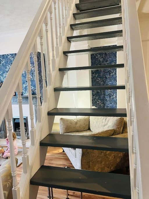 The White House - Cheerful 3 Bedroom Home In Wigan - Ince - Sleeps 7 - Parking - Work Space - Great Motorway Links ภายนอก รูปภาพ